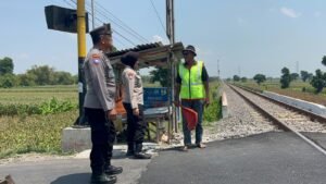 Sat Binmas Polres Kediri Bagikan Rompi Keselamatan Pada Relawan Penjaga Palang Pintu Kereta Api