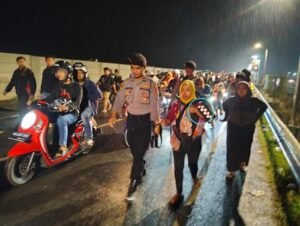 Patut Diacungi Jempol!!,Anggota Sat Samapta Polres Kediri Kota Ini Rela Lepas Rompi Polisinya Untuk Lindungi Bayi Saat Hujan Deras