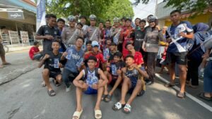 Polres Kediri Sosialisasi Keselamatan Berlalu Lintas Berbagi Helm Gratis di Area CFD
