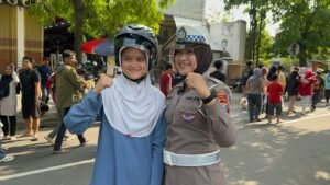 Unik, Satlantas Polres Kediri Sosialisasi dan Bagikan Helm Gratis di Area CFD Pare