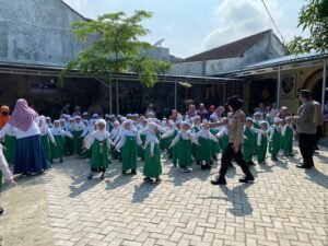 Ratusan Siswa PG-RA dan TPI Geruduk Mapolsek Gurah,Ada Apa!