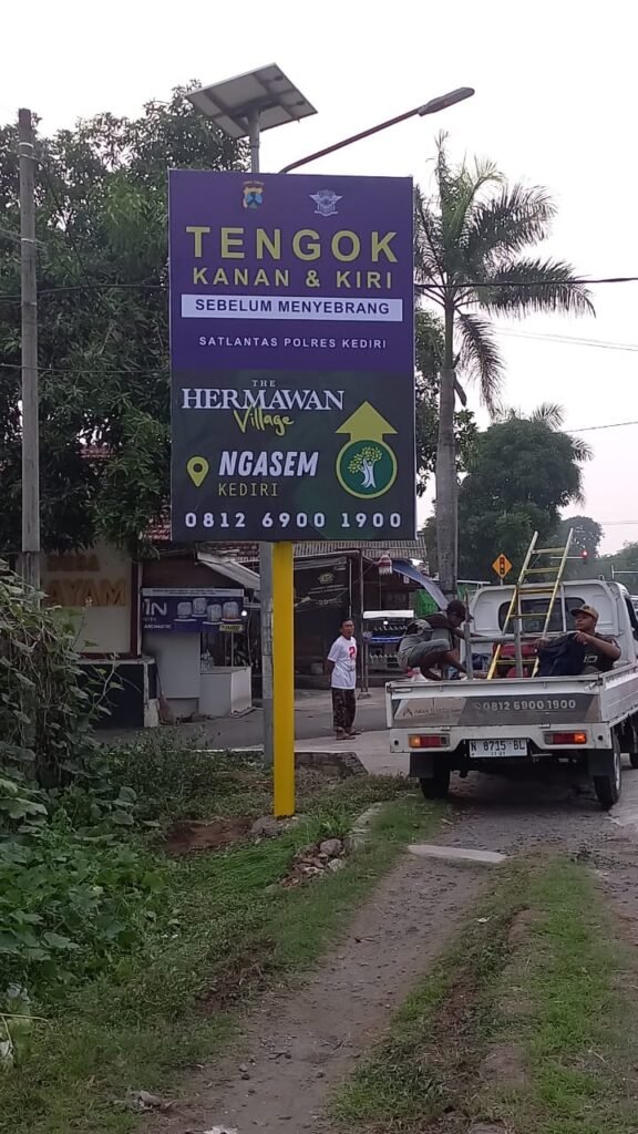 PEDULI KESELAMATAN BERLALULINTAS THE HERMAWAN VILLAGE PASANG BANNER HIMBAUAN KESELAMATAN