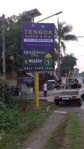 PEDULI KESELAMATAN BERLALULINTAS THE HERMAWAN VILLAGE PASANG BANNER HIMBAUAN KESELAMATAN