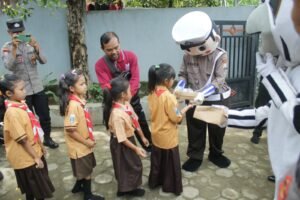 Mobil Cinta Polres Nganjuk Kembali Bagikan Ratusan Kotak Makan Siang Sehat Gratis
