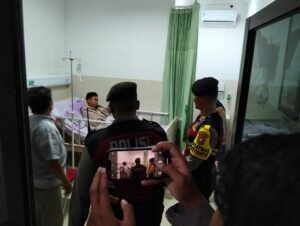 Tunjukan Kepedulian dan Kebersamaan Perwira Samapta Polres Kediri Kota Jenguk Anggota Di Rumah Sakit
