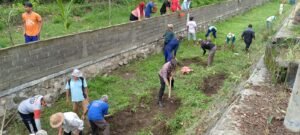 Bhabinkamtibmas Desa Turus Ikuti Aksi Royong Bersihkan Aliran Sungai