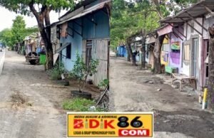 Enaknya deretan warung remang-remang, karena tidak ada kontribusi dan iuran ke desa Tumapel hingga menjamur .