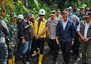 Kapolda Jabar Tinjau Lokasi Bencana di Sukabumi dan Salurkan Bantuan
