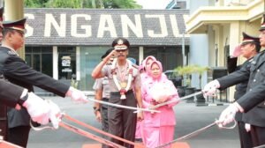 Kapolres Nganjuk Pimpin Upacara Wisuda Purna Bakti 26 Personel di Polres Nganjuk