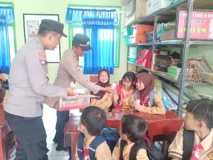 Kunjungi Sekolah Dasar, Polres Kediri Kota Bagikan Susu Gratis