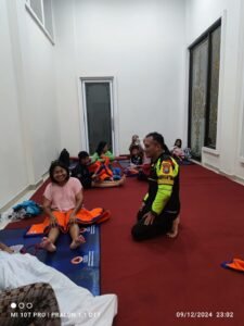 Gerak Cepat, Polres Mojokerto Kota Bersama Tiga Pilar Evakuasi Warga Terdampak Banjir