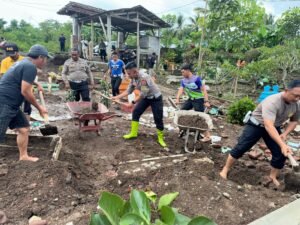 Gotong Royong Polisi Bersama Warga Perbaiki Makam yang Rusak Akibat Banjir di Blitar