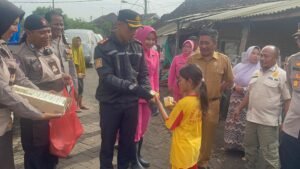 Mobil Si Sumeh Polres Pasuruan Kota Salurkan Bantuan Untuk Korban Banjir di Rejoso