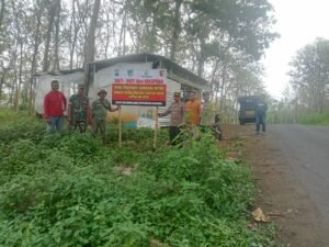 Polsek Kandangan Pasang Baner Himbauan,Agar Masyarakat Waspada Pohon Rawan Tumbang
