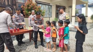 Polres Kediri Kota Berbagi Makanan Bergizi dan Jus Buah Gratis