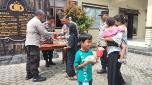 Wujudkan Asta Cita, Polres Kediri Kota Berbagi Makanan Bergizi dan Jus Buah Gratis