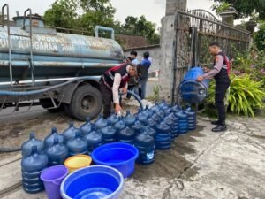 Polres Kediri Lakukan Pendampingan Penyaluran Air Bersih di Desa Sempu