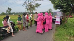 Polsek Gurah Bagikan Nasib Kotak Ke Petani Dalam Giat Jumat Berkah