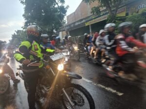 Kabag Ops Polres Kediri Kota Lakukan Pengamanan dan pengawalan Perjalanan Pulang Massa Pesilat,Kondisi Hujan Deras