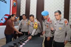 Cegah Penyalahgunaan, Kapolres Kediri Kota  Lakukan Pemeriksaan Senjata Api Dinas Anggota