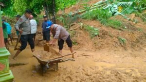 sinergitas Polisi Bersama TNI dan Warga Bersihkan Tanah Longsor di Ngawi AQ