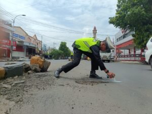 Mitigasi Jelang Nataru, Polres Situbondo Tandai Jalan Berlubang di Jalur Pantura