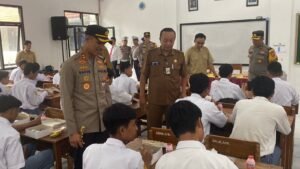 “Si Sumeh” dan “Si Sabar” Polres Pasuruan Kota Kembali Berbagi Makanan Sehat Bergizi Gratis bagi Pelajar