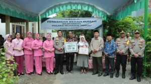 Rumah Baru dalam Program Polres Nganjuk Peduli untuk Pak Maryoto Resmi Diserahkan Bu