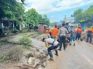 Kolaborasi Pemkab Kediri bersama Polres Kediri Kota Tangani Paska Banjir Di Desa Tiron Kecamatan Banyakan