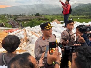 Gerak Cepat Polisi Evakuasi Korban Kecelakaan Bus di Tol Pandaan – Malang