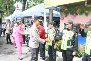Kapolres Kediri Kota Bersama Ketua Bhayangkari Tinjau Pos Pengamanan Natal dan Tahun Baru 2025