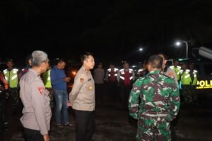 Operasi Lilin Semeru, Polres Sampang Bersama TNI Laksanakan Patroli Skala Besar di Malam Perayaan Natal 2024