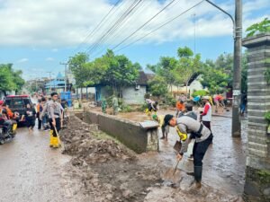 Kolaborasi Polres Kediri Kota Bersama TNI dan Pemkab Tangani Banjir di Desa Tiron