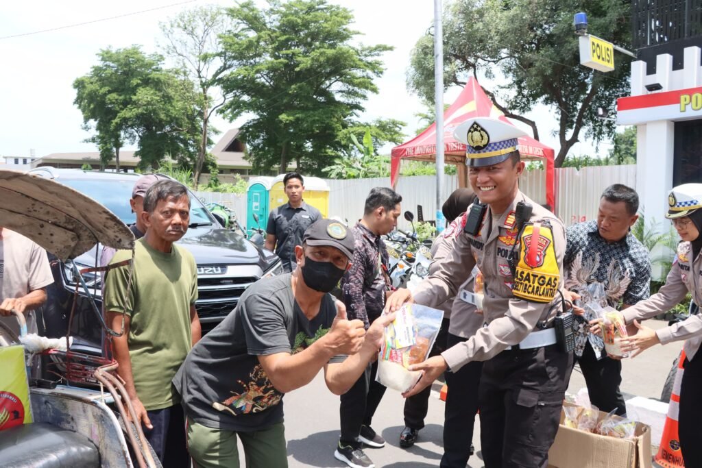 Jum’at Berkah, Polisi Kota Kediri Bagikan Sembako ke Abang Becak di Pos Pelayanan Nataru