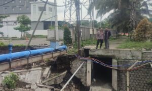 Kapolsek Ngasem Tinjau Lokasi Ambrolnya Plengsengan Sungai Kalasan di Desa Paron
