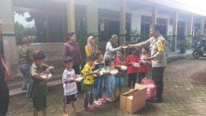 Jumat Berkah Polsek Ngasem, Bagikan Nasi Kotak Gratis di Area SLG