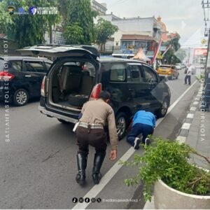 Profesionalisme Petugas Pos Pelayanan Membantu Pengendara yang Alami Kerusakan Mobil