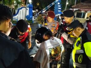 Minggu Dini Hari, Polres Kediri Kota Kembali Gelar Razia KRYD dan Cipta Kondisi di Depan Mako Satlantas