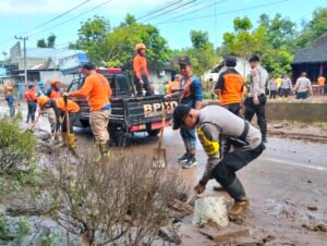 Personel Sat Samapta Polres Kediri Kota Bantu Warga Bersihkan  Lumpur, Pasca Banjir Di Tiron Banyakan