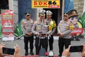 Polda Jatim Siagakan 100 Personel Gabungan di Bundaran Waru, Malam Pergantian Tahun Berjalan Lancar