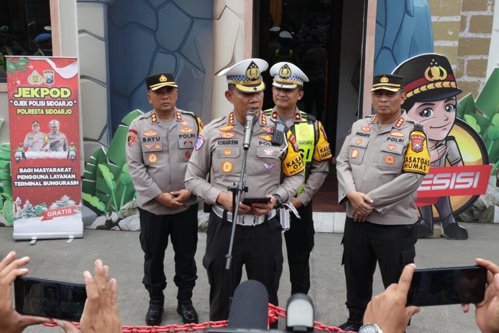 Polda Jatim  Siagakan 100 Personel Gabungan di Bundaran Waru, Malam Pergantian Tahun Berjalan Lancar