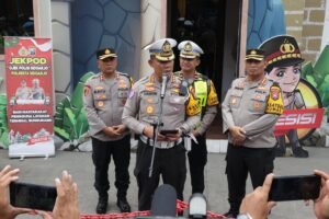 Polda Jatim  Siagakan 100 Personel Gabungan di Bundaran Waru, Malam Pergantian Tahun Berjalan Lancar