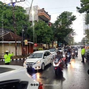 Tanpa Mengenal Cuaca, Petugas Pos Pelayanan Tetap Siaga Atasi Kerawanan Lalu Lintas