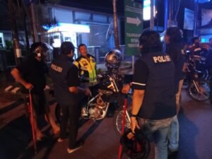 Polres Kediri Kota Kawal Lancar Rombongan Pagar Nusa di Malam Harlah Ke-39