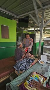Polres Kediri Giat Sosial,Bantuan Sembako Ke Penghuni Lansia di Pasar Loak Pujasera