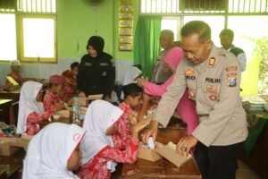 Wujudkan Asta Cita, Polres Probolinggo Berbagi Makanan Bergizi Untuk Siswa Sekolah Dasar