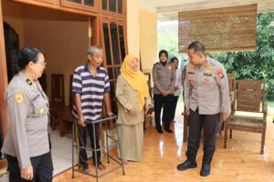 Kapolres Kediri Kota Anjangsana Kepada Personel Yang Sedang Sakit Menahun