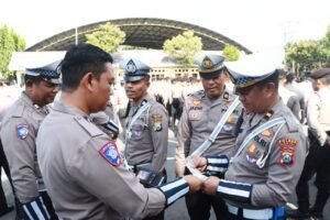 Wakapolres Kediri Lakukan Pengecekan Kelengkapan Identitas dan Kerapian Anggota