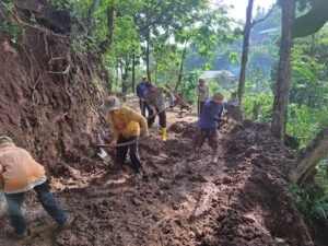 Kolaborasi Polisi Bersama Tiga Pilar dan Warga Kerja Bakti Bersihkan Material Tanah Longsor di Kec Semen