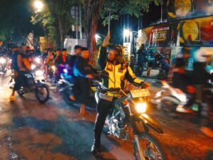 Polres Kediri Kota Kawal Ketat Kepulangan Rombongan Pesilat Pasca Hadiri Acara Keagamaan di Lapangan Barat Aula Al – Muktamar
